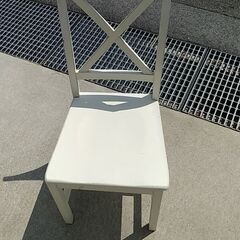 白い木製の椅子