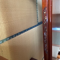 ダークブラウンの木製テーブル彫刻入りの画像