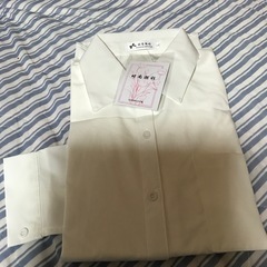 女性の白長袖新品未使用タグ付きの画像