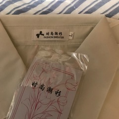 女性の白長袖新品未使用タグ付きの画像
