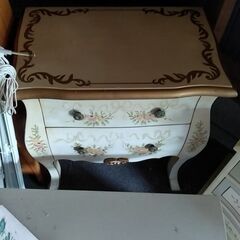 猫足の収納家具