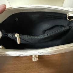 ホワイトキルティングハンドバック　新品未使用の画像