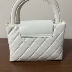 ホワイトキルティングハンドバック　新品未使用の画像