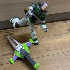 バズ・ライトイヤー フィギュア トーキングアクションフィギュア　ガン＆ソード　２点セットの画像