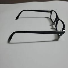黒縁メガネの画像