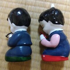 数珠を持ち拝む子供たちの画像