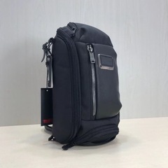 tumi クロスボディバッグ　スリングバッグ　の画像