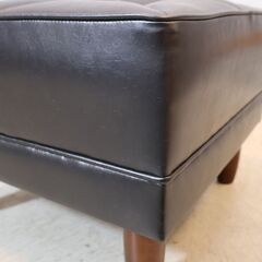 人気のkarimoku60(カリモク60)よりブラックのオットマンです！北欧スタイルのレトロなデザインはスツールとしても。玄関やリビングなどのちょっとしたスペースでも活躍するコンパクトなサイズです♪の画像
