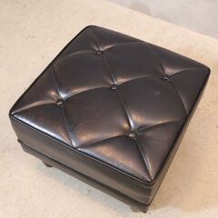 人気のkarimoku60(カリモク60)よりブラックのオットマンです！北欧スタイルのレトロなデザインはスツールとしても。玄関やリビングなどのちょっとしたスペースでも活躍するコンパクトなサイズです♪の画像