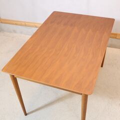 ミッドセンチュリーを思わせるシンプルでナチュラルなデザインのダイニングテーブルです。丸みのある天板とテーパーレッグが魅力的な食卓テーブル。カフェのような雰囲気造りにもピッタリです♪の画像
