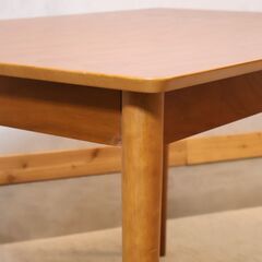 ミッドセンチュリーを思わせるシンプルでナチュラルなデザインのダイニングテーブルです。丸みのある天板とテーパーレッグが魅力的な食卓テーブル。カフェのような雰囲気造りにもピッタリです♪の画像