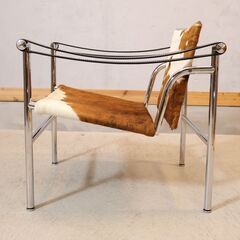 Cassina(カッシーナ)で取り扱われているLC1 スリングチェア/仔牛毛皮です。装飾を排し、機能性を追及したル・コルビュジェがデザインした名作椅子。モダンなデザインは洗練された空間に♪の画像