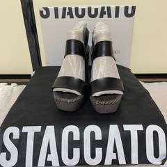 ④staccato黒サンダルの画像