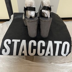 ④staccato黒サンダルの画像