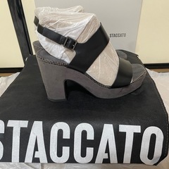 ④staccato黒サンダルの画像