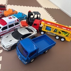 車のおもちゃの画像