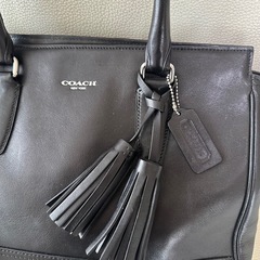タッセル付きCOACHハンドバッグの画像