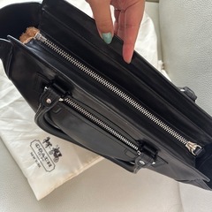 タッセル付きCOACHハンドバッグの画像