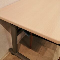 会議用の折りたたみ机の画像
