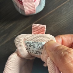 13.5センチadidasスニーカーの画像