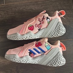 13.5センチadidasスニーカーの画像