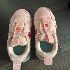 13.5センチadidasスニーカーの画像
