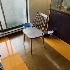 セット売り机、椅子、収納箱、マンガの画像
