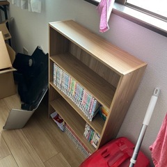 セット売り机、椅子、収納箱、マンガの画像