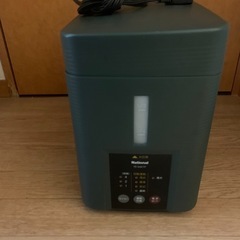 空気清浄機と小型スチームファン式加湿器の画像