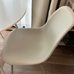 LOWYAホワイト円形ダイニングテーブルセットの画像