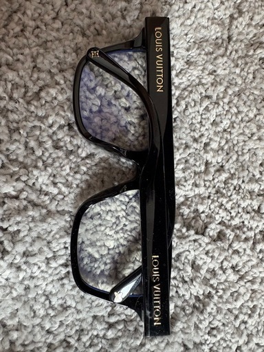 売れました。LVのサングラスです。