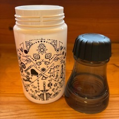 お弁当箱と、コップ付ボトルの画像
