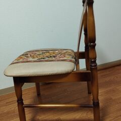 ダイニングの椅子2脚の画像