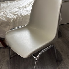 白い椅子 二つの画像