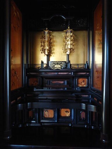 黒檀のお仏壇と仏具、漆塗り絹張り手描き絵お盆提灯(みのじ製岐阜提灯)一対