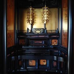 黒檀のお仏壇と仏具、漆塗り絹張り手描き絵お盆提灯(みのじ製岐阜提灯)一対の画像