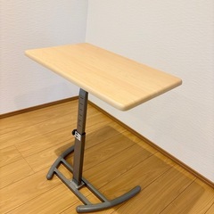 高さ調整のできるデスクの画像