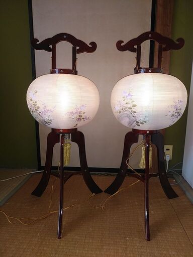 黒檀のお仏壇と仏具各種、漆塗り絹張り手描き絵お盆提灯(みのじ製岐阜提灯)一対 黒檀のお仏壇と仏具、漆塗り絹張り手描き絵お盆提灯(みのじ