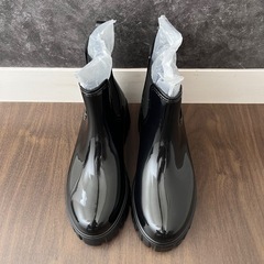 黒の厚底レインシューズの画像