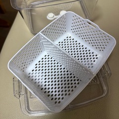 ニトリ仕切り水切り付き容器中古の画像
