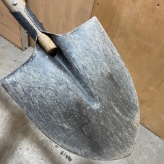 ①　スコップ　木柄　長さ98cm 剣スコップの画像