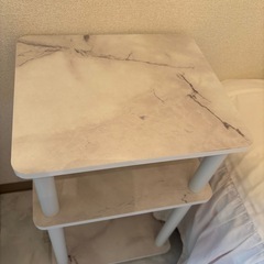 大理石調サイドテーブルの画像