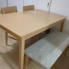 ダイニングテーブルの画像
