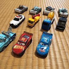 ミニカー、戦車のおもちゃの画像