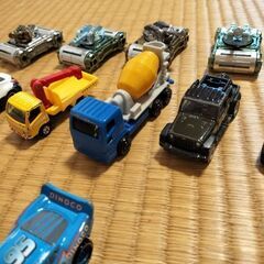 ミニカー、戦車のおもちゃの画像