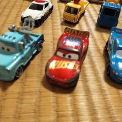 ミニカー、戦車のおもちゃの画像