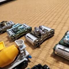 ミニカー、戦車のおもちゃの画像