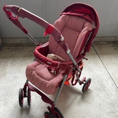 Aprica製 赤いチェック柄 ベビーカーの画像
