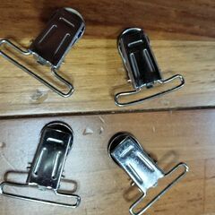 サスペンダーの金具の画像