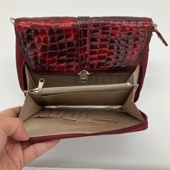 三宝　赤いクロコダイル風カバンの画像